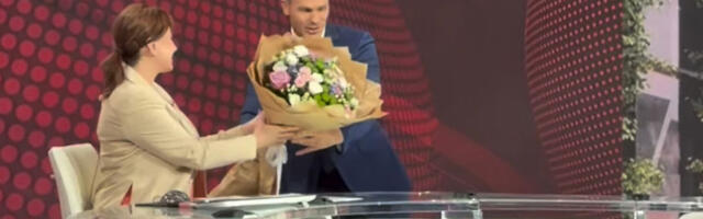 Изненађење уживо: Синиша Мали прекинуо програм РТС-а да би уручио поклоне водитељкама