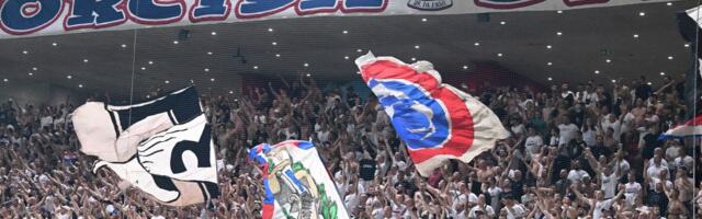 Torcida Split istakla dve otete zastave, okrenuli ih naopačke na Poljudu uz poruku za rivale
