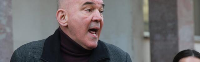 Poslanik blokader umesto u parlamentu viđen u kafani: Petar Bošković popio nekoliko rakija, pa seo za volan (VIDEO)