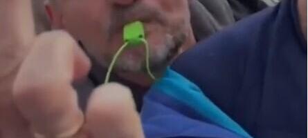 NAJSIROVIJE BLOKADERSKO NASILJE! U crnim kapuljačama nasrću na neistomišljenike, uništavaju državu, a čak i sopstvenu decu uče da mrze (VIDEO)