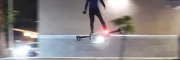 Snimak pravog zelenog goblina tokom niskog leta gradskim ulicama