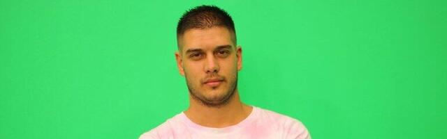 DEJAN IPAK PROMENIO VERU? Procurio snimak na kom Dragojević uzima ABDEST! (VIDEO)