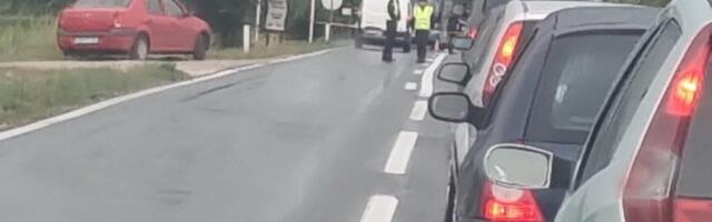 Težak udes kod Bora! Automobil potpuno smrskan, policija na terenu! (FOTO)