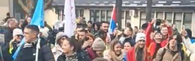 "Šta se ovo čuje rode? Šumadijo šum slobode": Posle kolceta, studenti krenuli i iz Čačka (VIDEO)