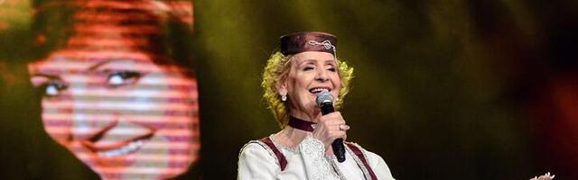 Lepa Lukić ima dečka! Pevačica obnovila vezu nakon 50 godina pauze