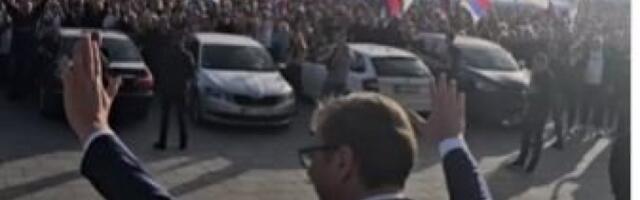 MOĆAN SNIMAK: Narod ovacijama dočekao Vučića pred Skupštinom Srbije (VIDEO)
