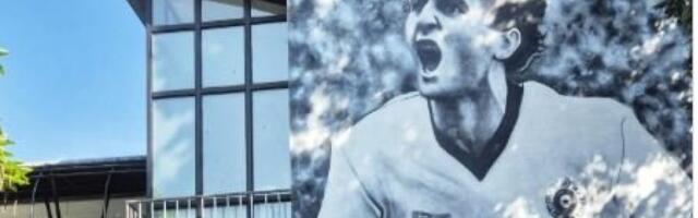 (FOTO) Novi mural na stadionu Partizana oduševio navijače: Legendarni Mance zauvek u Humskoj