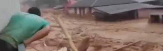 (UZNEMIRUJUĆE) KAMERA SNIMILA TRENUTAK SMRTI: Bujica nosi drveće, stene i kuće kao da su od papira! Skoro 250 mrtvih, nestao ogroman broj ljudi! (FOTO/VIDEO)