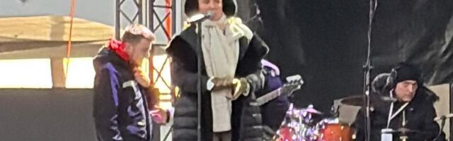 Lepa Brena uhvaćena bez trunke šminke, na ušima nosi OVO: Ovako izgleda pred doček