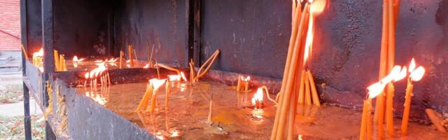 Sutra se obeležavaju Zadušnice: Najavljen pojačan javni prevoz ka grobljima