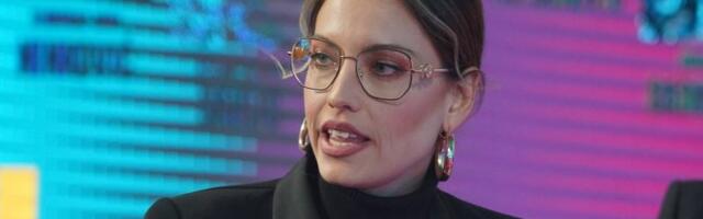 Mirka Vasiljević na "Lambordžini" traktoru: Glumica pozirala na skupoj mašini (FOTO)