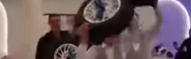 Hit u Čačku! Maturanti iznenadili razrednog nesvakidašnjim poklonom (VIDEO)