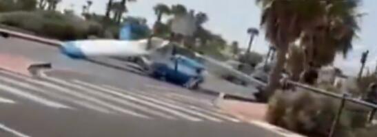 SRUŠIO SE AVION U TURISTIČKOM RAJU! Krenuo da pada pravo na ljude tik posle poletanja, prestravljeni turisti bežali dok su krhotine letele po ulici (VIDEO)