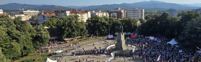 Блокадери негирају постојање Србије, њихови лидери седе у кафићима док се скуп осипа