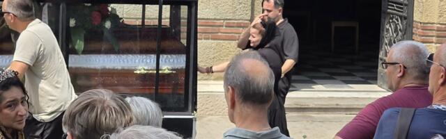 Mala Cana iza sanduka plače, ćerke se odvojile: Krenula tužna povorka, obezbeđenje kruži oko udovice