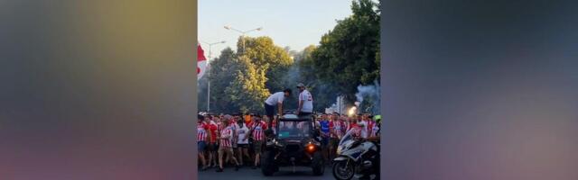Navijači Zvezde blokirali ulicu i napravili šou ispred severne tribine