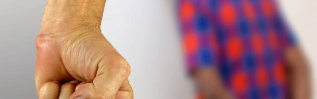 PORODIČNi UŽAS U MLADENOVCU! Tukao sina pa ga izbacio iz kuće,  a samo je pokušao da ZAŠTITI POVREĐENU MAJKU!