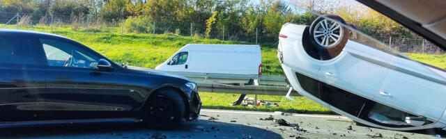 UŽAS KOD BEŠKE! Sudar dva automobila, jedan završio na krovu (FOTO)