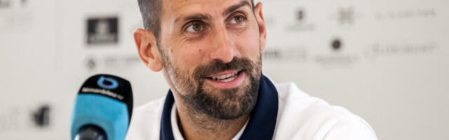 ĐOKOVIĆ SE NA KONFERENCIJI NAŠALIO, A POTOM PRIČAO O PARISKOJ DRAMI:  "On veteran... Kako bih ja sebe mogao da zovem..."