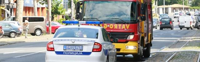 Vozilo završilo u kanalu kod Sombora, vatrogasci spasavali vozača (FOTO)