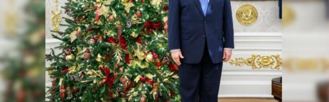 OBJAVLJEN BOŽIĆNI PORTRET DONALDA TRAMPA, JEDAN DETALJ SVIMA PRIVUKAO PAŽNJU: Teško ga je uočiti, a objašnjenje Bele kuće je bizarno! (FOTO)