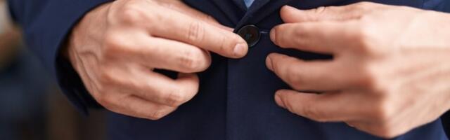 Zašto muškarci nikada ne kopčaju donje drugme na sakou?