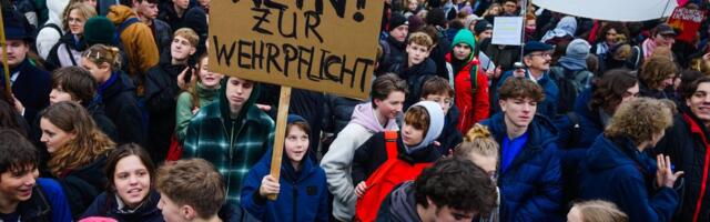 "NE ŽELIMO DA UČIMO DA UBIJAMO!" Mladi Nemci neće u vojsku, protesti širom Nemačke zbog uvođenja dobrovoljnog vojnog roka (FOTO)