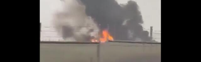 PAKAO KOD AERODROMA! Avion pao, crni dim prekrio nebo, ljudi vrište i beže (VIDEO)