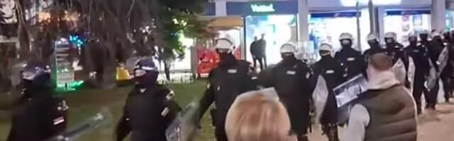 Stotinak građana protestovalo ispred zgrade gde se nalazi TV Lav na kojoj je gostovao Aleksandar Vučić