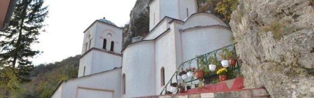 Čudo koje se dešava samo na Đurđevdan! Iz stene manastira Gornjak teku "suze" svetitelja