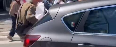MUP O INCIDENTU KOD PRAVNOG FAKULTETA: Uhapšen vozač koji je automobilom probio blokadu i udario 90-godišnjeg muškarca - krivično delo UBISTVO U POKUŠAJU