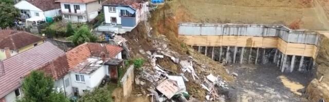 PORODIČNA KUĆA KLIZI U AMBIS, DEO SE VEĆ OBRUŠIO: Dramatični snimci iz Novog Pazara, pukao potporni zid (FOTO/VIDEO)