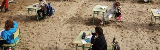 Zbog Kovida uče na nekonvencionalnom mestu: Mali školarci su klasičnu učionicu zamenili za plažu!