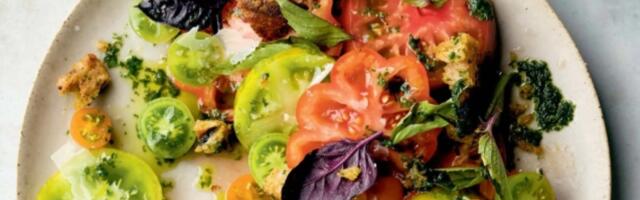 Salata s paradajzom i bosiljkom uz dodatak hleba s maslinkama