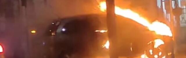 Vatra progutala vozilo u centru Beograda (VIDEO)