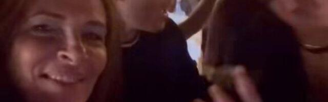 MIHINI ŽENA I DECA LUMPOVALI SA TRI PRSTA UVIS: Mihajlovići "zapalili" centar Rima (VIDEO)