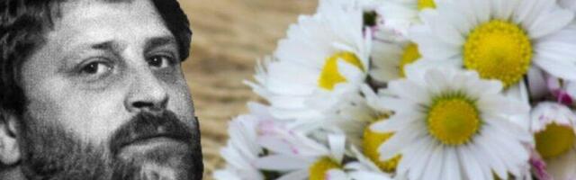 SINU MIRE BANJAC POLOŽENO CVEĆE S MOĆNOM SIMBOLIKOM: Glumica u tišini prišla SANDUKU, značenje koje nosi LEDI KRV U ŽILAMA! (FOTO)