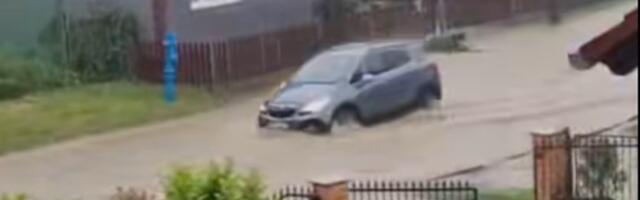 POTOP u Dalmaciji: Vozila se jedva probijaju kroz bujice (FOTO/VIDEO)