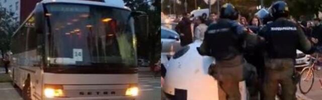 Jajima gađan autobus SNS-ovaca: Žandarmerija nasilno intervenisala (VIDEO)