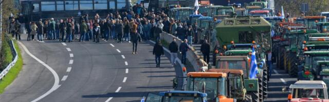 GRANIČNI PRELAZ EVZONI BLOKIRAN! Haos u Grčkoj, masovan štrajk poljoprivrednika paralisao zemlju, zatvoreni autoputevi, policija intervenisala!  (FOTO/VIDEO)