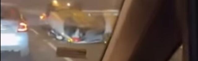 ŽESTOK sudar na Mostu na Adi: Jedno vozilo prevrnuto nasred puta (VIDEO)