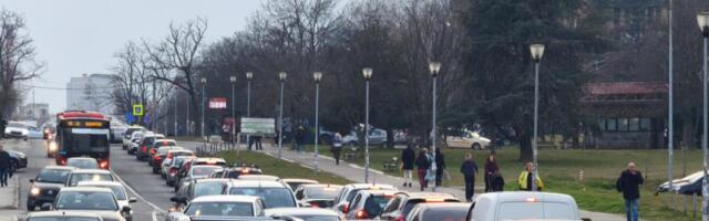 "Dovoženje i odvoženje dece iz škole potiče iz američkih filmova" Srbi pokrenuli žestoku polemiku, nekad je to bio blam, a danas trend