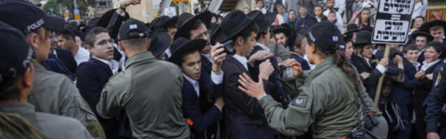 Хиљаде ултраортодоксних Јевреја на протесту у Јерусалиму против регрутације