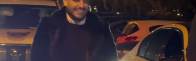 DARKO LAZIĆ SNIMLJEN KAKO VUČE DECU KOLIMA! Pevač izazvao potpuni haos, gore društvene mreže - JAVNOST ZABRINUTA! (VIDEO)