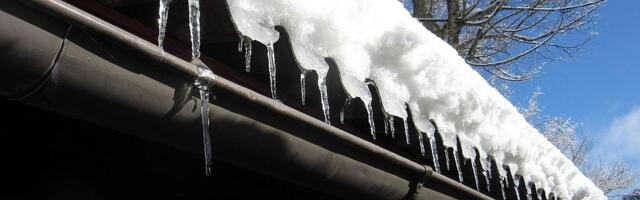 Sneg pao sa krova u gradu na Kamčatki i usmrtio dve osobe