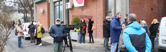 Blokaderski srbomrsci uzurpirali Filozofski fakultet u Novom Sadu: Sastanak započeli minutom ćutanja za Markale