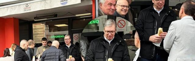 "Sendviči vam imaju dodatak krvi": Bolest ne bira - Počeli monstruozni napadi blokadera na lokal u kom je jeo Vučić (FOTO)
