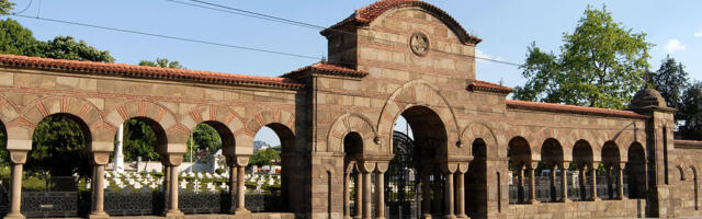 “Nemojte na groblju praviti cirkus, gozbe i ručkove”: Sveštenik objašnjava kako da obeležimo Zadušnice