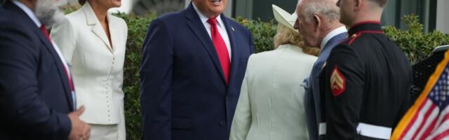 Donald Tramp spustio ruku na Melanijinu zadnjicu, pa izustio: "Njih nećemo moći da ih nadmašimo" (foto)