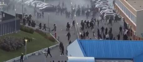 POJAVIO SE SNIMAK SUKOBA ISPRED LAGATORA: Haos, topovski udari, suzavac - Delije u stampedu beže od policije!